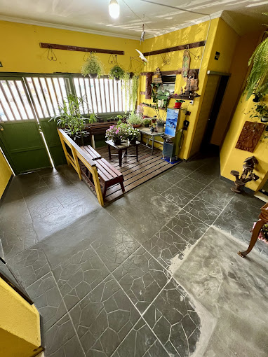 Jardim do CEMEL, com plantas e bancos